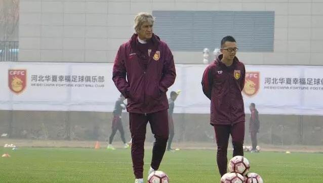 于是，她便直言道：不好意思啊知鱼，我这次的巡回演唱会，没有找冠名商的打算，而且演唱会宣传的相关物料都已经做出来了，有些线上平台也已经开始推广了，这时候签冠名也来不及了，而且也来不及修改已经做好的宣传物料。